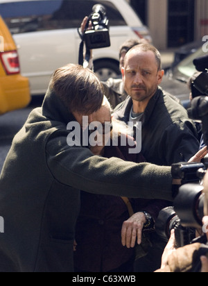 Lauren Bacall e suo figlio Sam Robards (destra) arrivano a Lenox Hill Hospital di New York dove attrice Natasha Richardson, è stata trattata per una testa di grave pregiudizio subito in un incidente di sci a Montreal, Canada. Natasha Richardson soccombé alle sue ferite e è stato rimosso dal supporto alla vita. Morì il mercoledì 18 marzo, 2009. Il Lenox Hill Hospital, Upper East Side di New York City, NY Marzo 18, 2009. Foto di: Ari Jankelowitz/Everett Collection Foto Stock