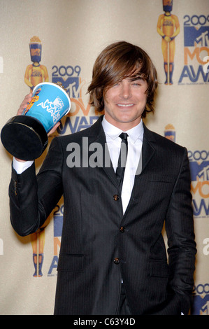 Zac Efron presso gli arrivi per 2009 MTV Movie Awards - PRESS ROOM, Anfiteatro di Gibson in città universale/a piedi, Los Angeles, CA Maggio 31, 2009. Foto Da: Michael Germana/Everett Collection Foto Stock