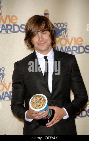 Zac Efron presso gli arrivi per 2009 MTV Movie Awards - PRESS ROOM, Anfiteatro di Gibson in città universale/a piedi, Los Angeles, CA Maggio 31, 2009. Foto Da: Michael Germana/Everett Collection Foto Stock