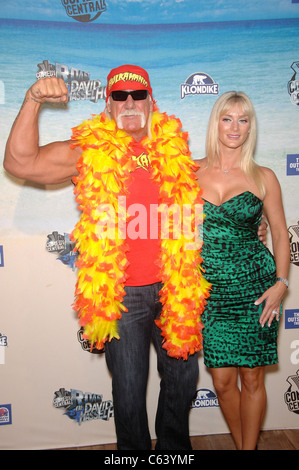 Hulk Hogan, Jennifer McDaniel di presenze per il COMEDY CENTRAL Roast di David Hasselhoff, Sony Pictures Studios di Culver City, CA 1 agosto 2010. Foto Da: Michael Germana/Everett Collection Foto Stock