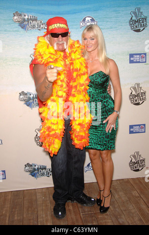 Hulk Hogan, Jennifer McDaniel di presenze per il COMEDY CENTRAL Roast di David Hasselhoff, Sony Pictures Studios di Culver City, CA 1 agosto 2010. Foto Da: Michael Germana/Everett Collection Foto Stock