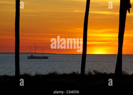 Gli alberi di palma, barca e tramonto, Mindil Beach, Darwin, Territorio del Nord, l'Australia Foto Stock