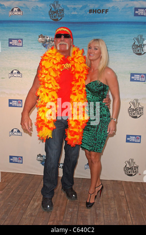 Hulk Hogan, Jennifer McDaniel di presenze per il COMEDY CENTRAL Roast di David Hasselhoff, Sony Pictures Studios di Culver City, CA 1 agosto 2010. Foto di: Tony Gonzalez/Everett Collection Foto Stock