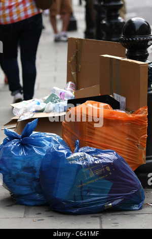 Sacchetti di rifiuti su un marciapiede in Londra Foto Stock