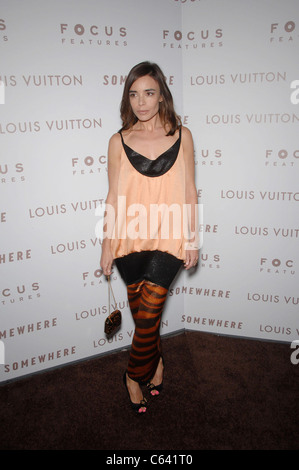 Elodie Bouchez (indossando un Louis Vuitton abito) presso gli arrivi da qualche parte per Premiere, Arclight Hollywood, Los Angeles, CA Dicembre Foto Stock