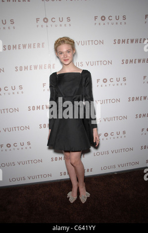 Elle Fanning (indossando un Valentino Couture abito) presso gli arrivi da qualche parte per Premiere, Arclight Hollywood, Los Angeles, CA 7 dicembre 2010. Foto Da: Michael Germana/Everett Collection Foto Stock