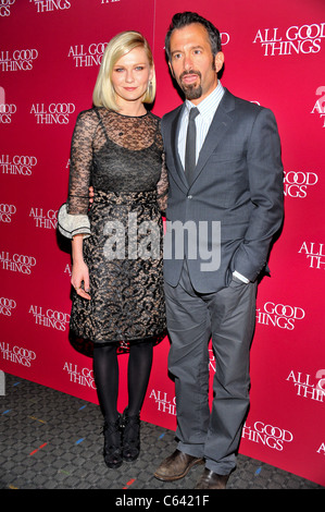 Kirsten Dunst, Andrew Jarecki presso gli arrivi per tutte le cose buone Premiere, Scuola di Arti Visive (SVA) Theatre di New York, NY Dicembre 1, 2010. Foto di: Gregorio T. Binuya/Everett Collection Foto Stock