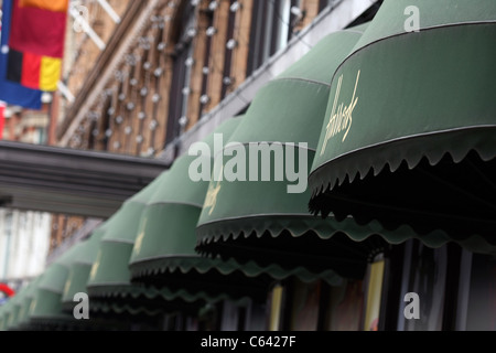 Le tende al di fuori di Harrods in Knightsbridge, Londra Foto Stock