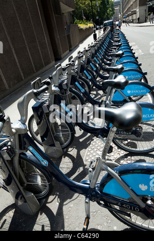 In attesa di biciclette a noleggio in un Barclays, Londra noleggio rack di regime Foto Stock