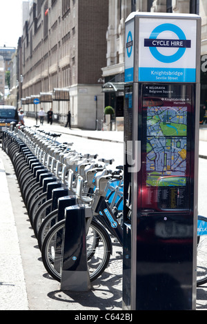 London cycle hire station con le biciclette in attesa Foto Stock