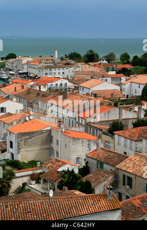 Vista sulla Basilica di San Martin de Ré (Ile de Re, Charentes Maritimes, Francia). Foto Stock