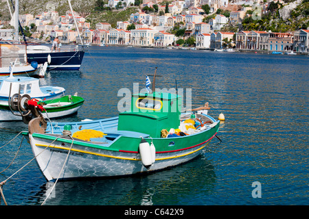 Symi,Dodecaneso greco isola,crociera sul Mar Egeo,architettura romanica, Porto,imbarcazioni,Yahts spugna,negozi,Diving,bar,Grecia Foto Stock