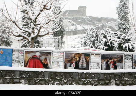 Lourdes in inverno: mostra fotografica su Papa Benedetto XVI visita il Santuario di Lourdes. Foto Stock