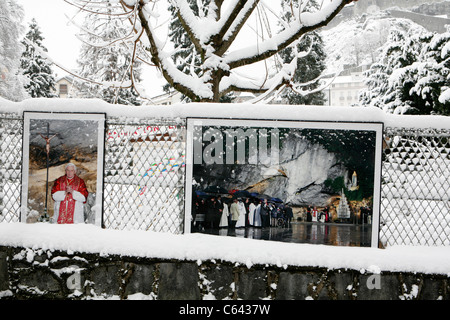 Lourdes in inverno: mostra fotografica su Papa Benedetto XVI visita il Santuario di Lourdes. Foto Stock