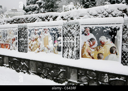 Lourdes in inverno: mostra fotografica su Papa Benedetto XVI visita il Santuario di Lourdes. Foto Stock