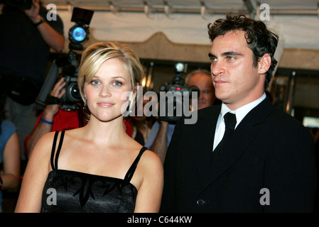 Reese Witherspoon, Joaquin Phoenix all'arrivo a piedi la linea Premiere al Toronto Film Festival, Roy Thompson Hall di Toronto, Foto Stock