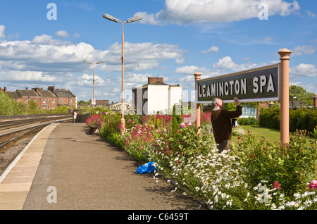 Comunità di volontari segno dipinto a Leamington Spa stazione ferroviaria in un assolato pomeriggio di estate. Foto Stock