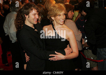 Dave Galafassi, Toni Collette all'arrivo nelle scarpe Premiere al Toronto Film Festival, Roy Thompson Hall, Toronto, ON, 14 settembre 2005. Foto di: Malcolm Taylor/Everett Collection Foto Stock