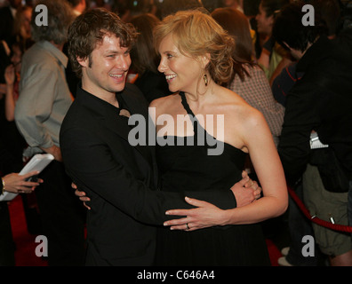 Dave Galafassi, Toni Collette all'arrivo nelle scarpe Premiere al Toronto Film Festival, Roy Thompson Hall, Toronto, ON, 14 settembre 2005. Foto di: Malcolm Taylor/Everett Collection Foto Stock