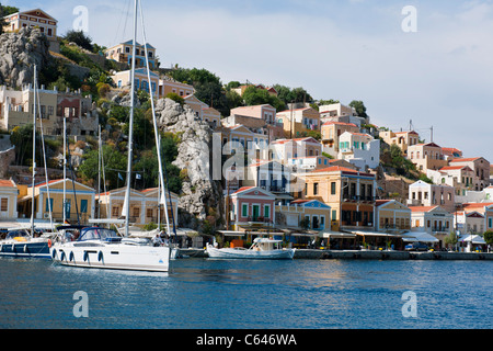 Symi,Dodecaneso greco isola,crociera sul Mar Egeo,architettura romanica, Porto,imbarcazioni,Yahts spugna,negozi,Diving,bar,Grecia Foto Stock