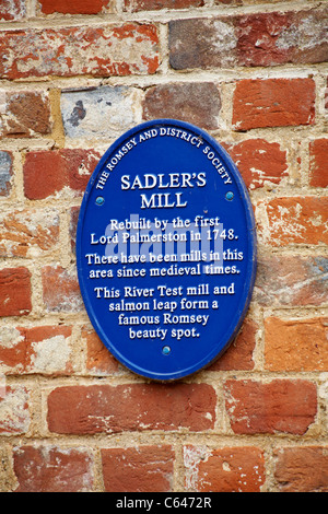 Targa blu sul muro al Sadler's Mill a Romsey, Hampshire, Regno Unito nel mese di agosto - medievale Foto Stock