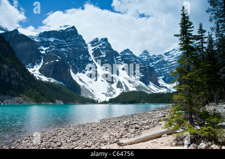 Colpo lungo di Lago Moraine e la gamma Wemchemna, Valle dei Dieci Picchi. Foto Stock