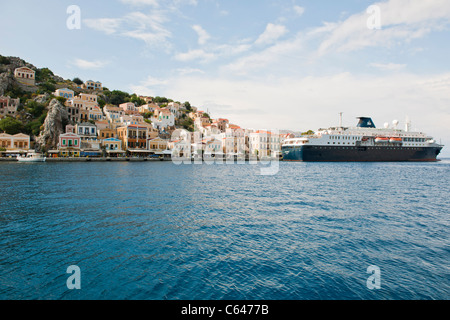 Symi,Dodecaneso greco isola,crociera sul Mar Egeo,architettura romanica, Porto,imbarcazioni,Yahts spugna,negozi,Diving,bar,Grecia Foto Stock