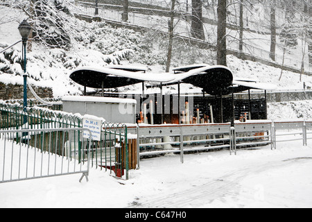 Lourdes in inverno: candele accese presso il Santuario di Nostra Signora di Lourdes. Foto Stock