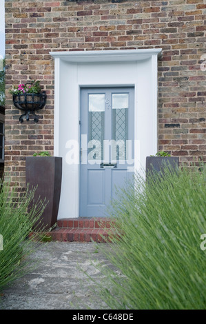 Esclusiva proprietà di costosi in Grange Grove in N1 Londra, Highbury e Islington, con lavanda davanti alla porta di casa. Foto Stock