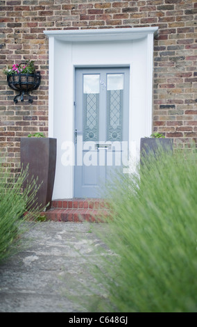 Esclusiva proprietà di costosi in Grange Grove in N1 Londra, Highbury e Islington, con lavanda davanti alla porta di casa. Foto Stock