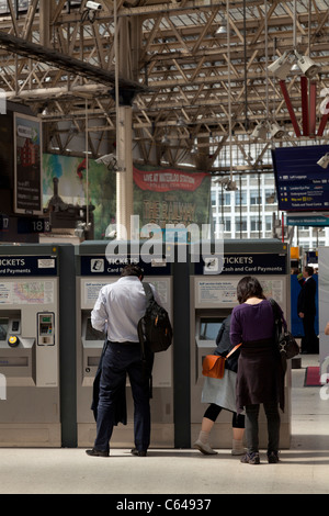 Acquistando il biglietto da macchine presso la stazione di Waterloo Foto Stock