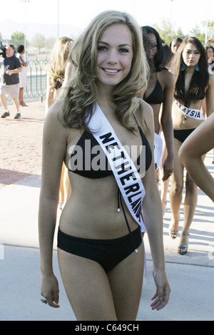 Desiree van den Berg, Miss Paesi Bassi ad una apparizione pubblica per Miss Universo concorrenti Benvenuti a Las Vegas Sign Photo Shoot, Las Vegas Boulevard South Las Vegas NV, Agosto 11, 2010. Foto di: James Atoa/Everett Collection Foto Stock