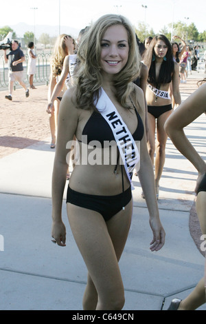 Desiree van den Berg, Miss Paesi Bassi ad una apparizione pubblica per Miss Universo concorrenti Benvenuti a Las Vegas Sign Photo Shoot, Las Vegas Boulevard South Las Vegas NV, Agosto 11, 2010. Foto di: James Atoa/Everett Collection Foto Stock