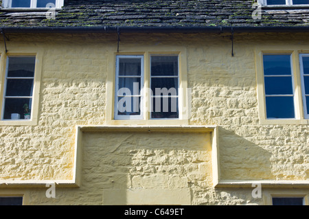 Insolita caratteristica architettonica sulla parte anteriore della vecchia baita a Lacock WILTSHIRE REGNO UNITO Foto Stock