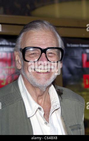 George A. Romero presso gli arrivi per George A. Romero, LA TERRA DEI MORTI Premiere, Mann, il Teatro Nazionale di Westwood, Los Angeles, CA, 20 giugno 2005. Foto da: Michael Germana/Everett Collection Foto Stock