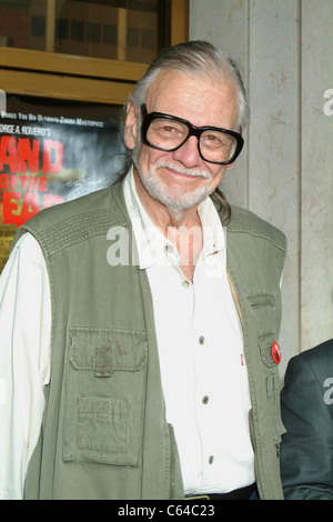 George A. Romero presso gli arrivi per George A. Romero, LA TERRA DEI MORTI Premiere, Mann, il Teatro Nazionale di Westwood, Los Angeles, CA, 20 giugno 2005. Foto di: Tony Gonzalez/Everett Collection Foto Stock