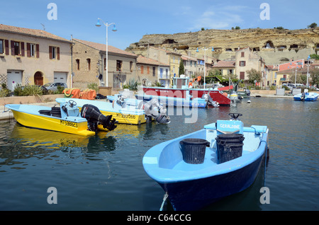 Porto di pesca o porto di Saint-Chamas con case Troglodyte, Lago Etang de Berre, Bouches-du-Rhône, Provenza, Francia Foto Stock