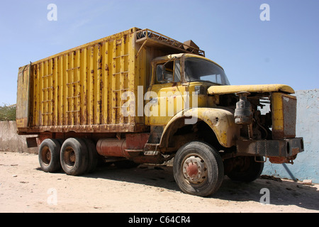 Berlietto francese martoriato GBC 6x6 camion vicino Nouadhibou Mauritania Sahara occidentale Foto Stock