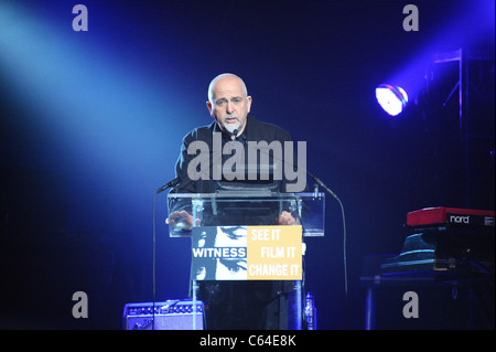 Peter Gabriel di presenze per testimoniare sesta annuale Focus per modificare: Vantaggio Cena e Concerto, Roseland Ballroom, New York, NY Dicembre 2, 2010. Foto di: Rob ricco/Everett Collection Foto Stock