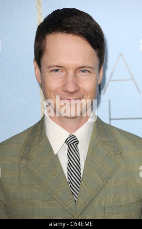 John Cameron Mitchell presso gli arrivi per foro di coniglio Premiere, il teatro di Parigi, New York, NY Dicembre 2, 2010. Foto di: Kristin Foto Stock
