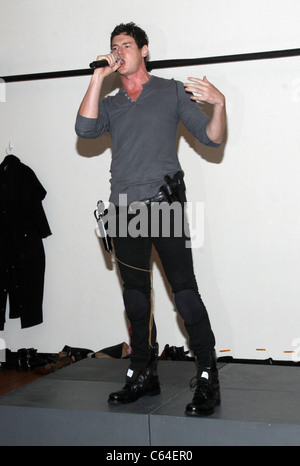 Benjamin Walker di presenze per BLOODY BLOODY ANDREW JACKSON Broadway cast foto chiamata, drammaturghi orizzonti, New York, NY, 8 settembre 2010. Foto di: Rob Kim/Everett Collection Foto Stock