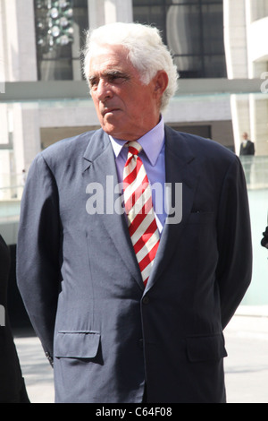 IMG Chairman e CEO Ted Forstmann alla conferenza stampa a Mercedes Benz Fashion Week inizio e il Centro Lincoln debutto, Columbus Avenue, New York, NY, 8 settembre 2010. Foto di: Rob Kim/Everett Collection Foto Stock