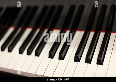 Fila di nero e bianco avorio tasti di pianoforte Foto Stock