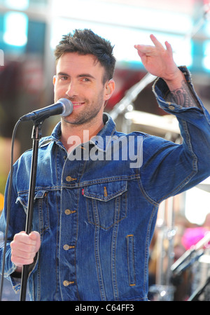 Adam Levine sul palco per la NBC Today Show concerto con il marrone rossiccio 5, Rockefeller Plaza di New York, NY Luglio 2, 2010. Foto di: Gregorio Foto Stock