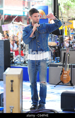 Adam Levine sul palco per la NBC Today Show concerto con il marrone rossiccio 5, Rockefeller Plaza di New York, NY Luglio 2, 2010. Foto di: Gregorio Foto Stock