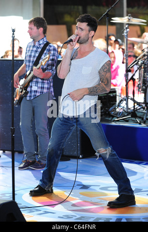 Adam Levine sul palco per la NBC Today Show concerto con il marrone rossiccio 5, Rockefeller Plaza di New York, NY Luglio 2, 2010. Foto di: Gregorio Foto Stock