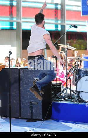 Adam Levine sul palco per la NBC Today Show concerto con il marrone rossiccio 5, Rockefeller Plaza di New York, NY Luglio 2, 2010. Foto di: Gregorio Foto Stock