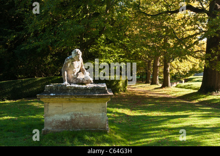 Scheemaker della statua del morente Gladiator si siede accanto a un viale di maturi alberi di quercia a Rousham House, Oxfordshire, Inghilterra Foto Stock