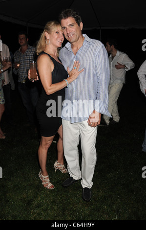 Ramona cantante, Mario cantante di presenze per Angel Cocktail a sfera Kick Off Party, casa dei ricchi di Denise, Southampton, NY Luglio 9, 2010. Foto di: Rob ricco/Everett Collection Foto Stock