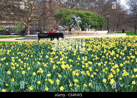Inizio giornata di primavera in Hyde Park, Londra, Inghilterra, di fronte alla gioia della vita fontana e sculture eretto nel 1963. Foto Stock